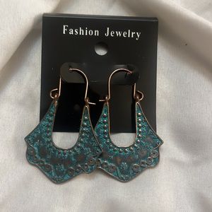 6 pair of costume jewelry earrings